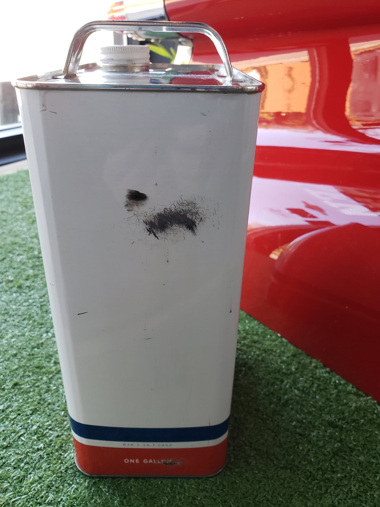 Standard Stanolind gallon can