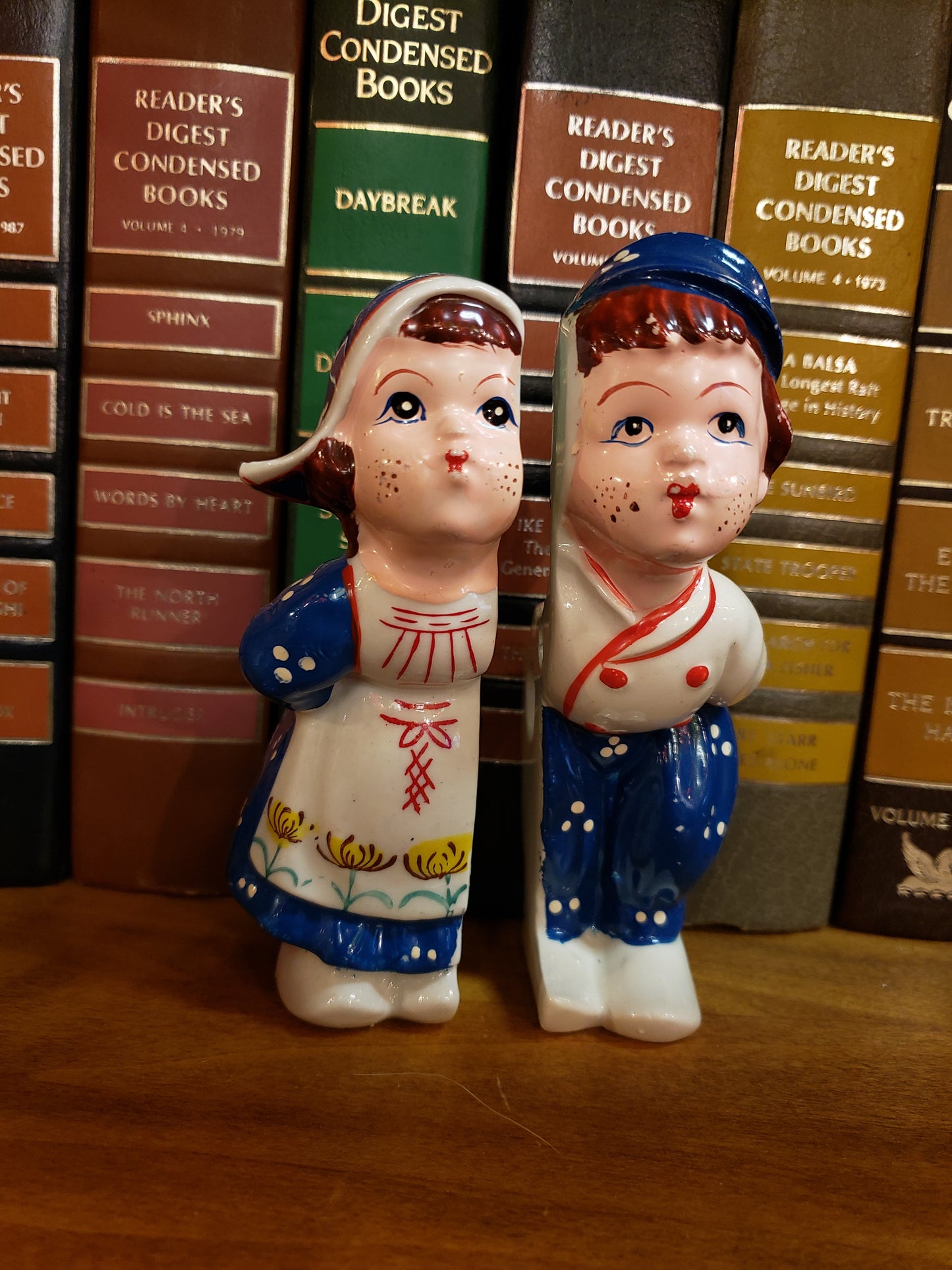 Kissing Dutch Boy and Girl figurines