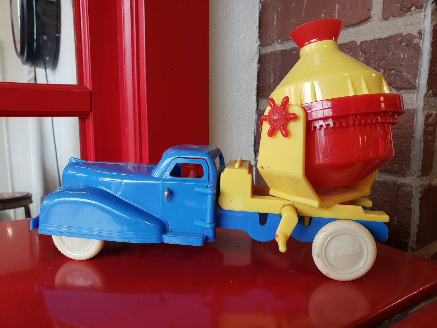 Renwal Cement Mixer truck (missing a door)