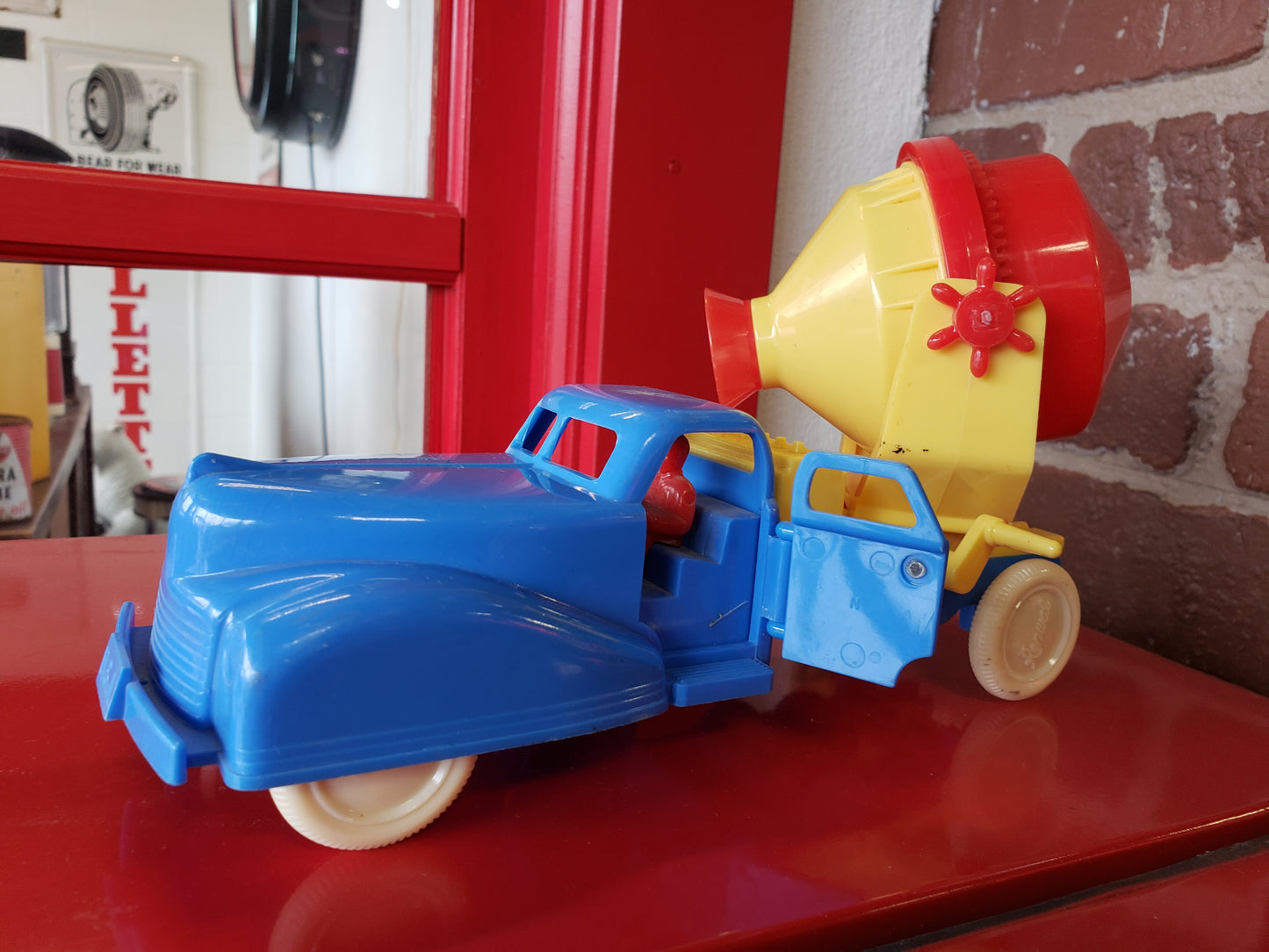 Renwal Cement Mixer truck (missing a door)