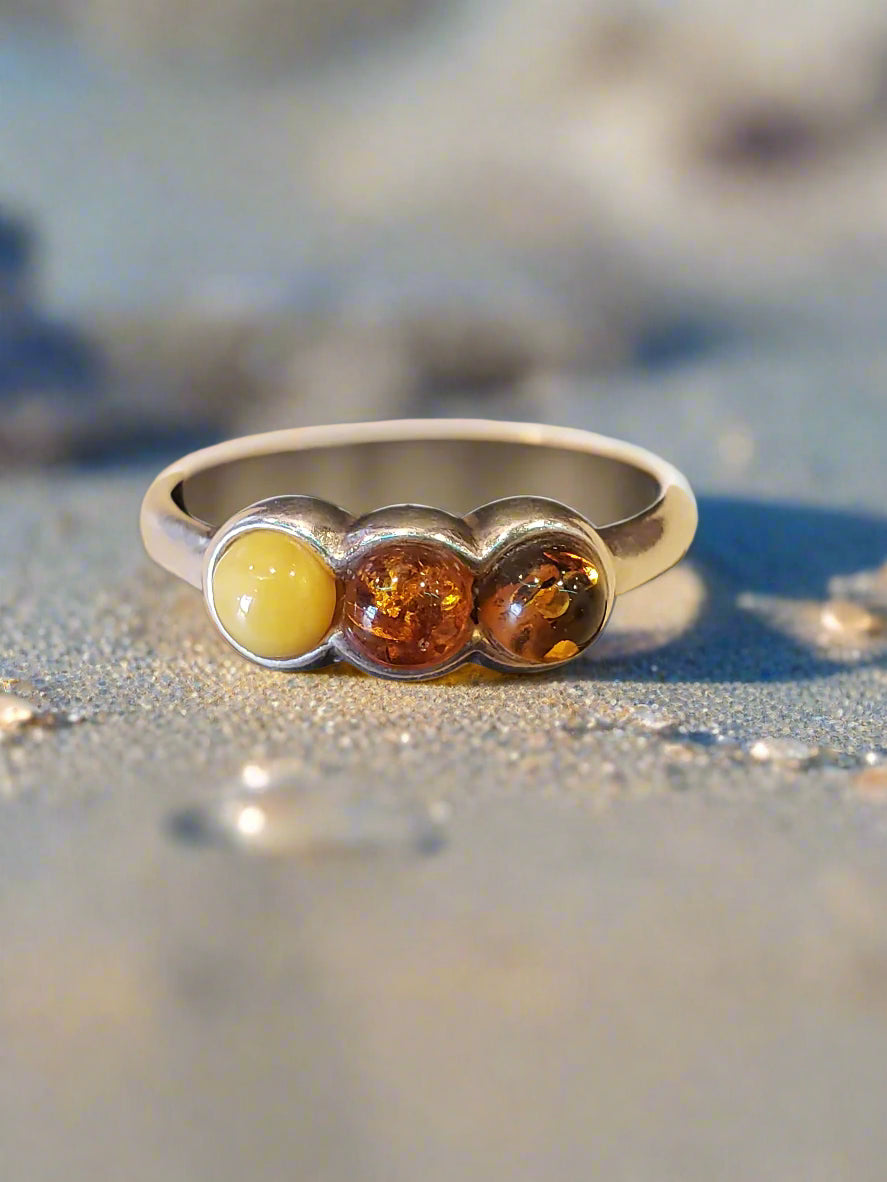 .925 Sterling ring with 3 stones size 7.5