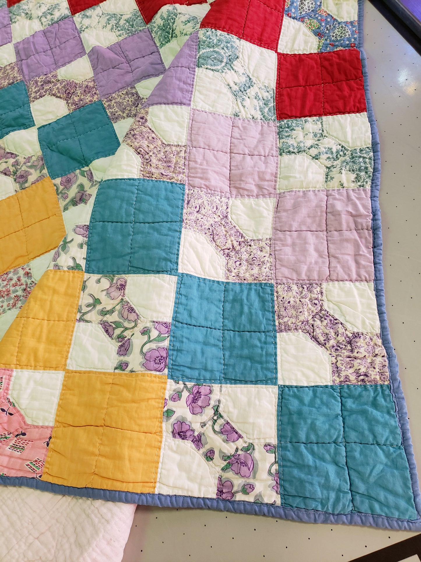 Vintage hand quilted throw BOWTIE design 73 x 64"