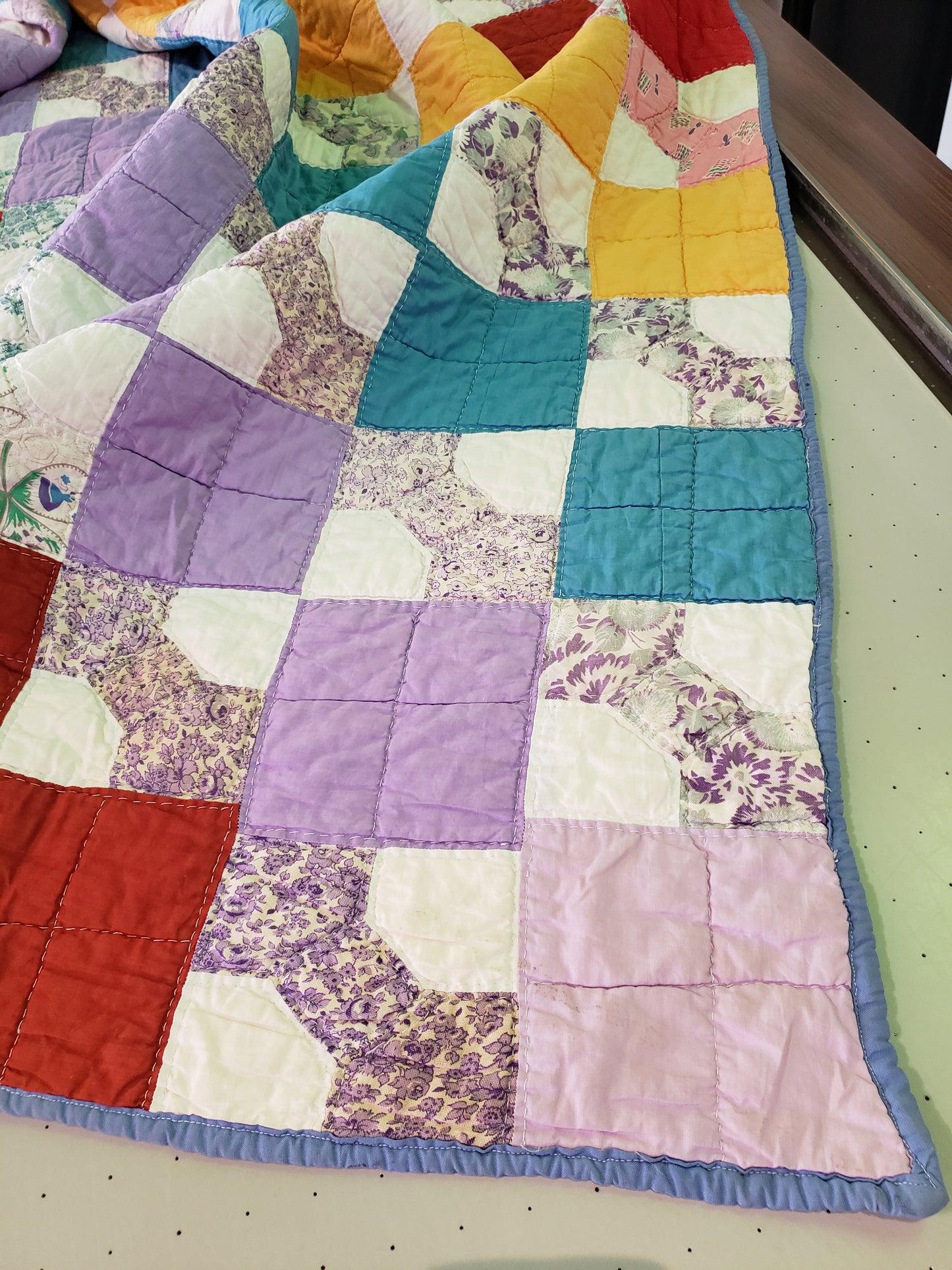 Vintage hand quilted throw BOWTIE design 73 x 64"