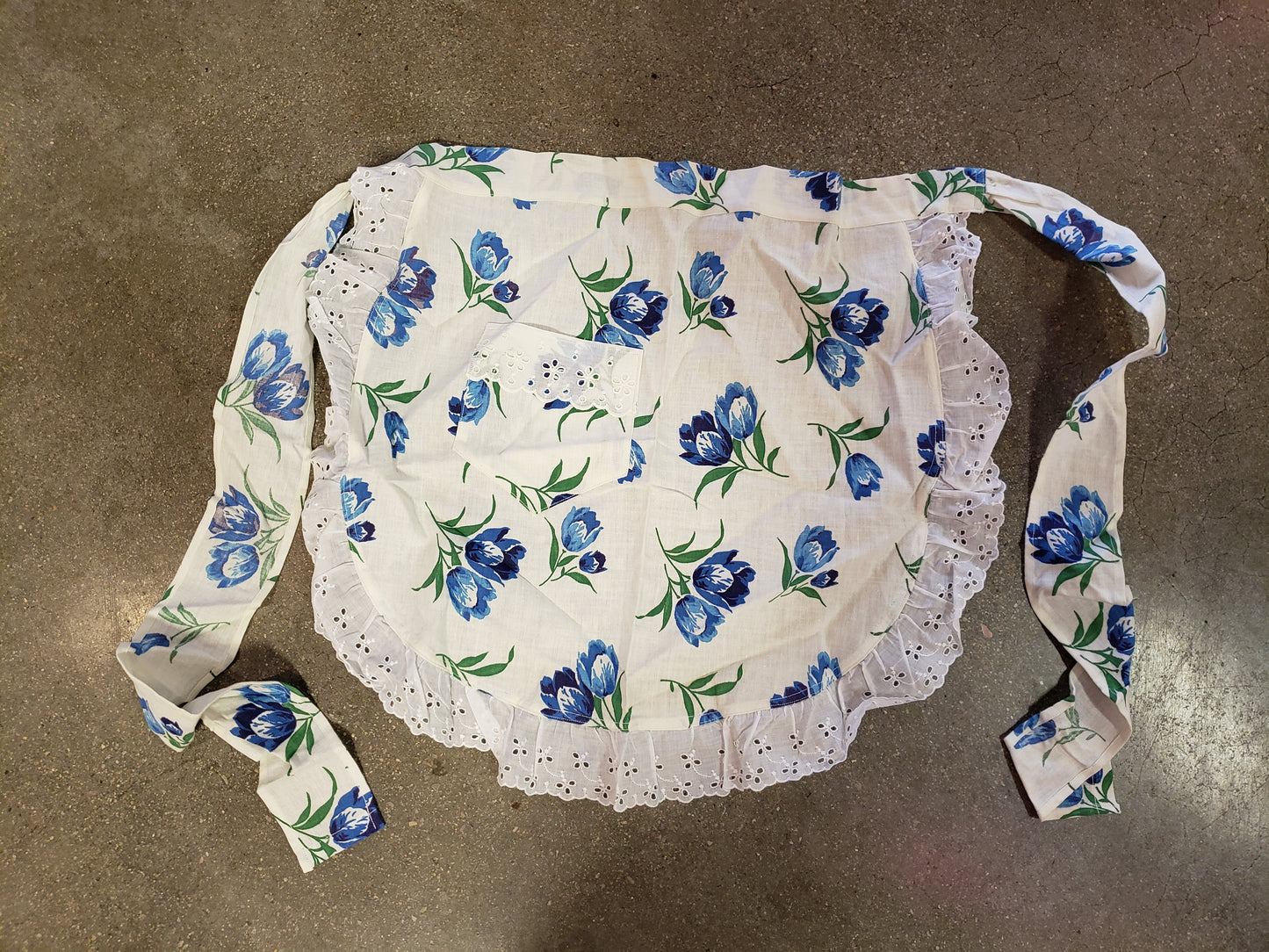 Blue white floral vintage apron with eyelet trim and pocket