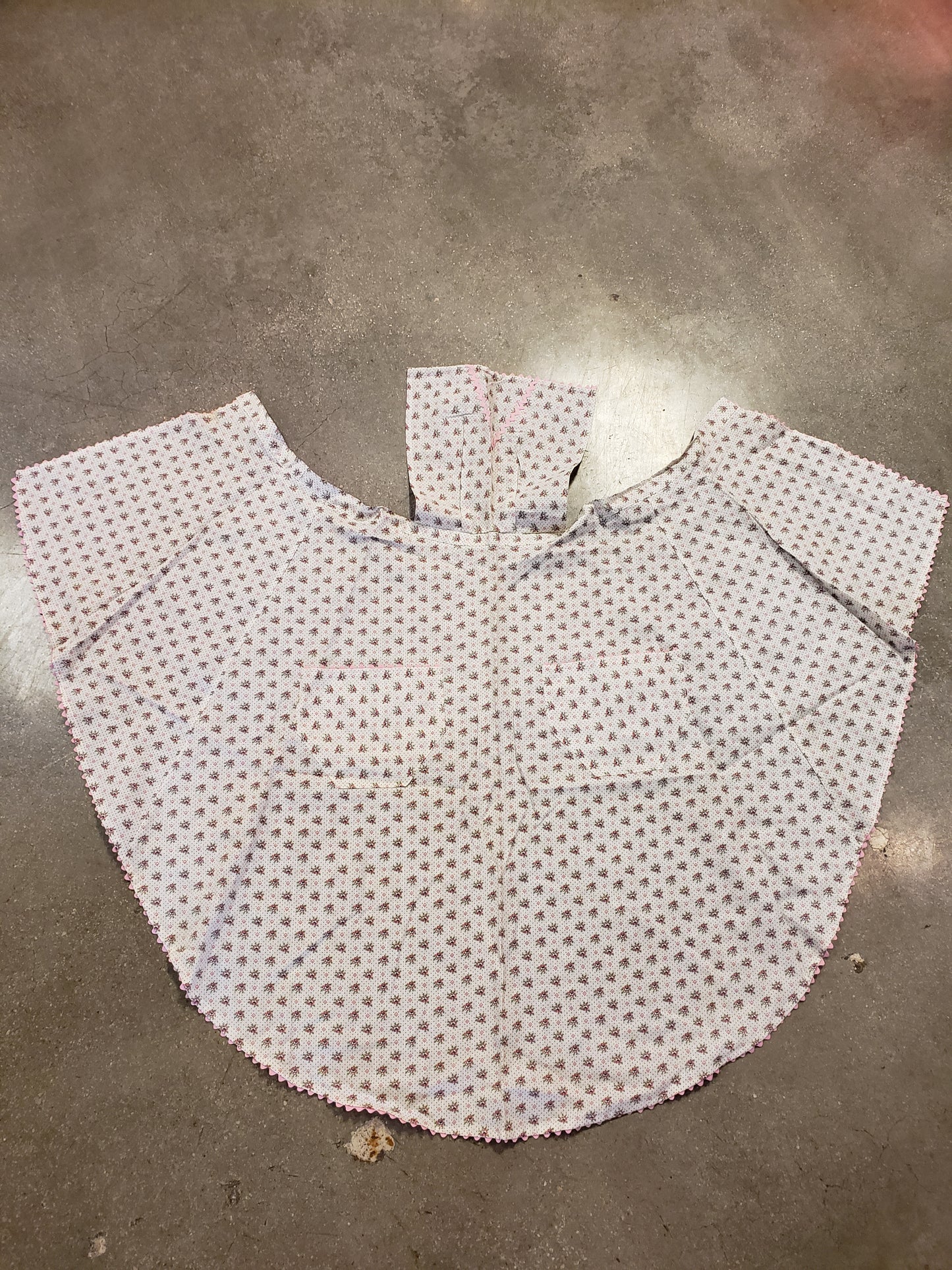 Vintage pinner apron white with pink flowers
