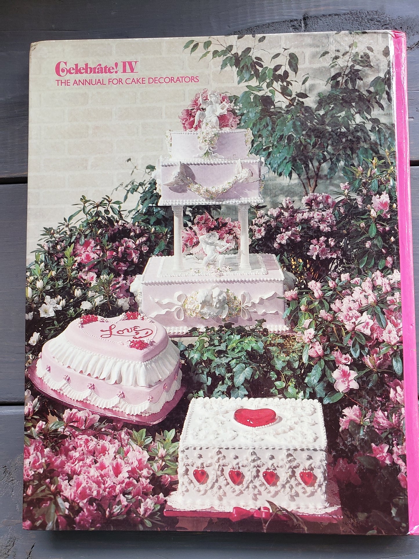 Celebrate! IV Wilton cake decorating book