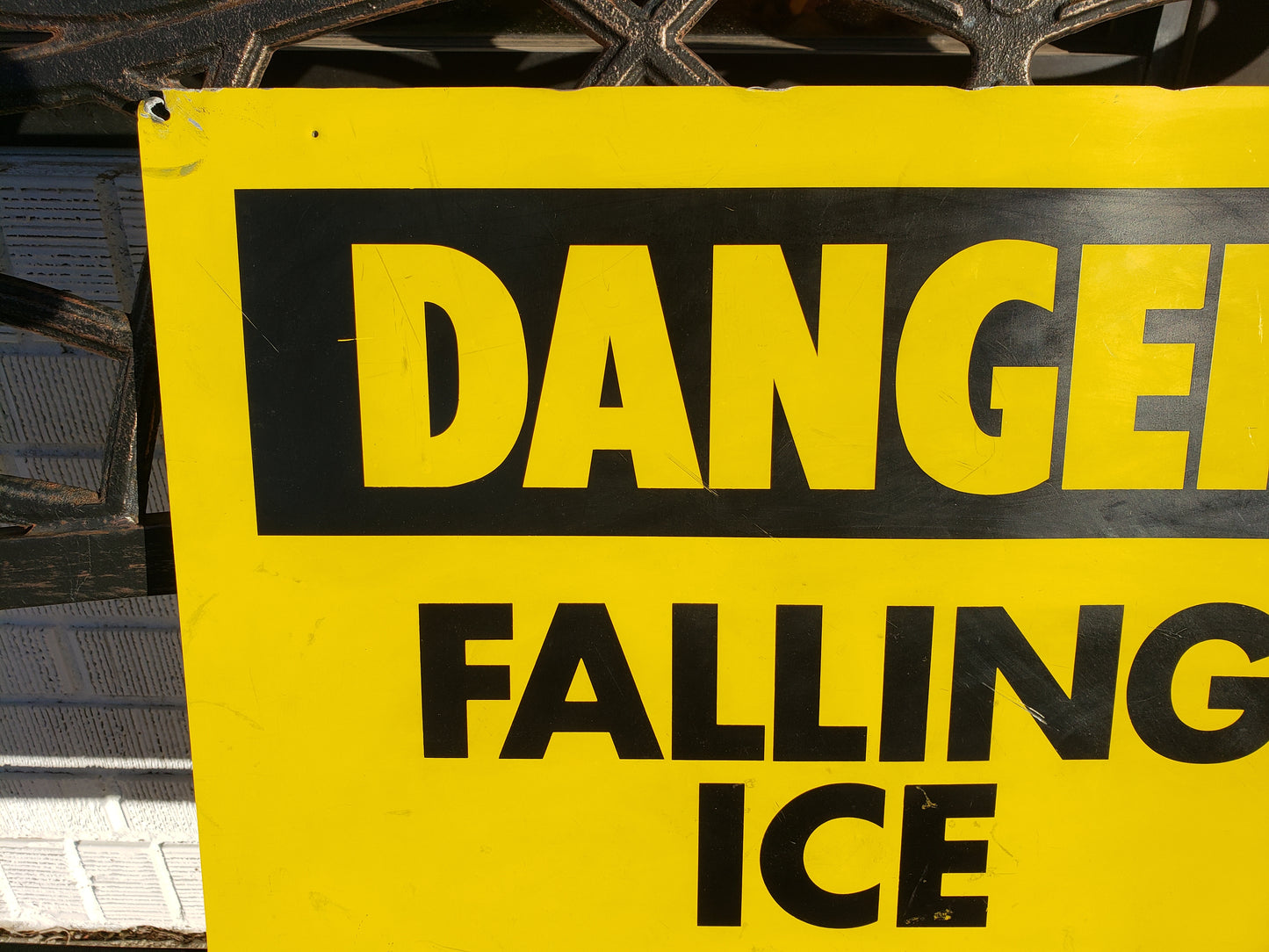 DANGER FALLING ICE sign