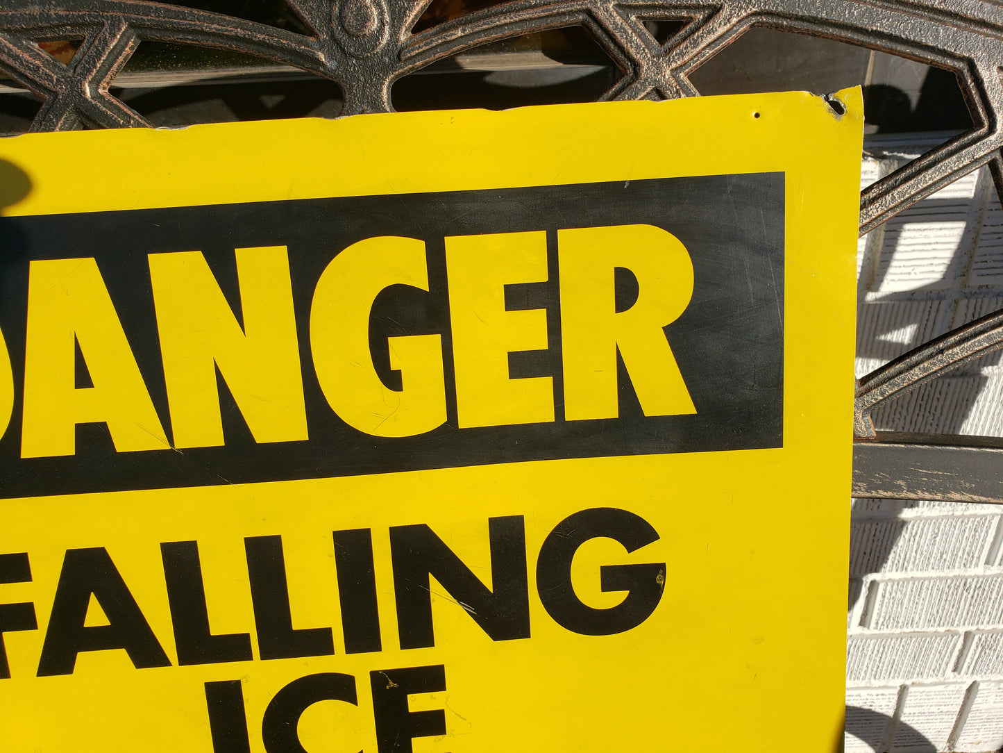 DANGER FALLING ICE sign