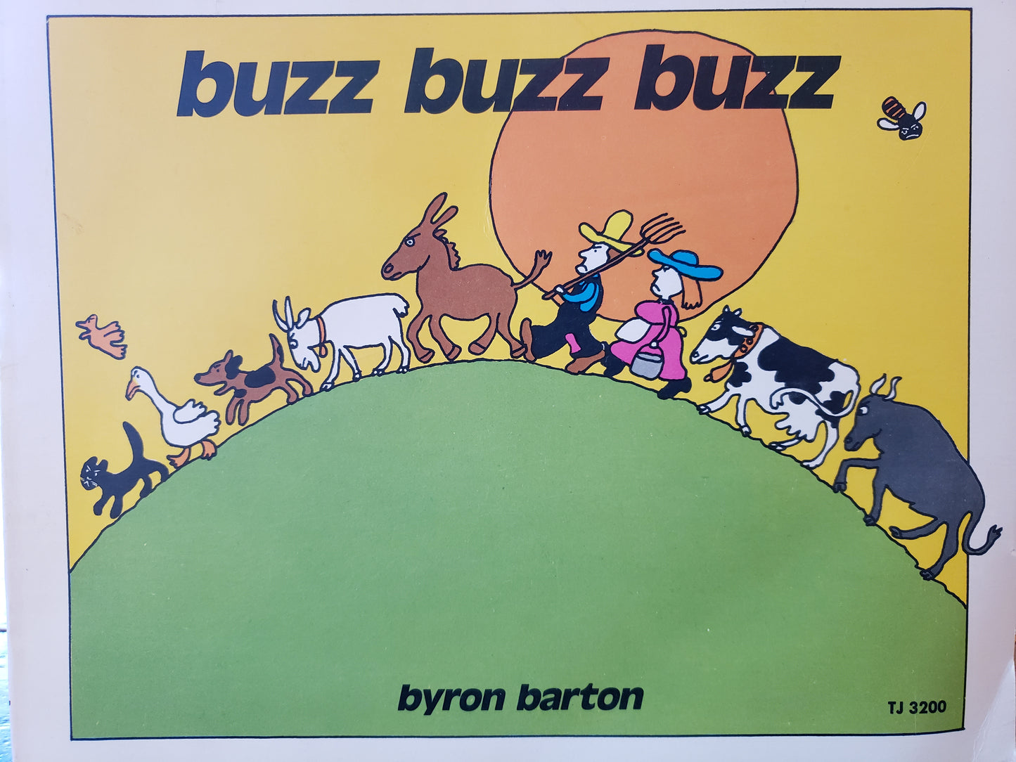 Buzz Buzz Buzz by Byron Barton