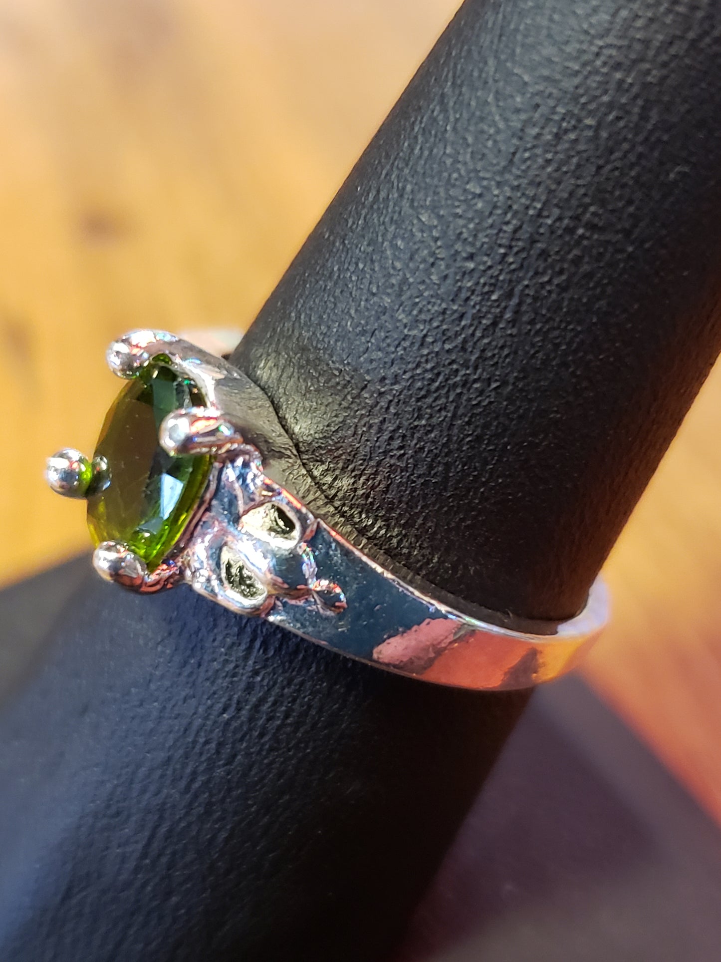 .925 ring with green stone size 7.5