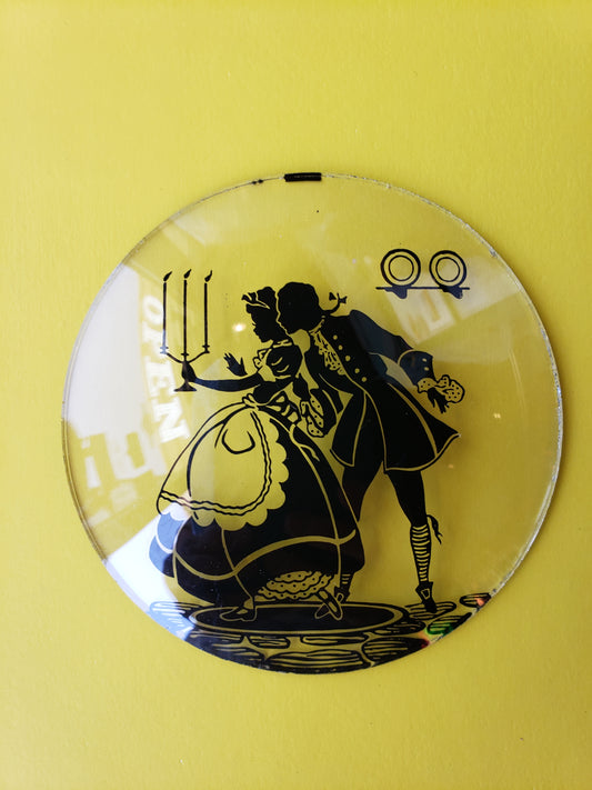 Round silhouette glass colonial couple