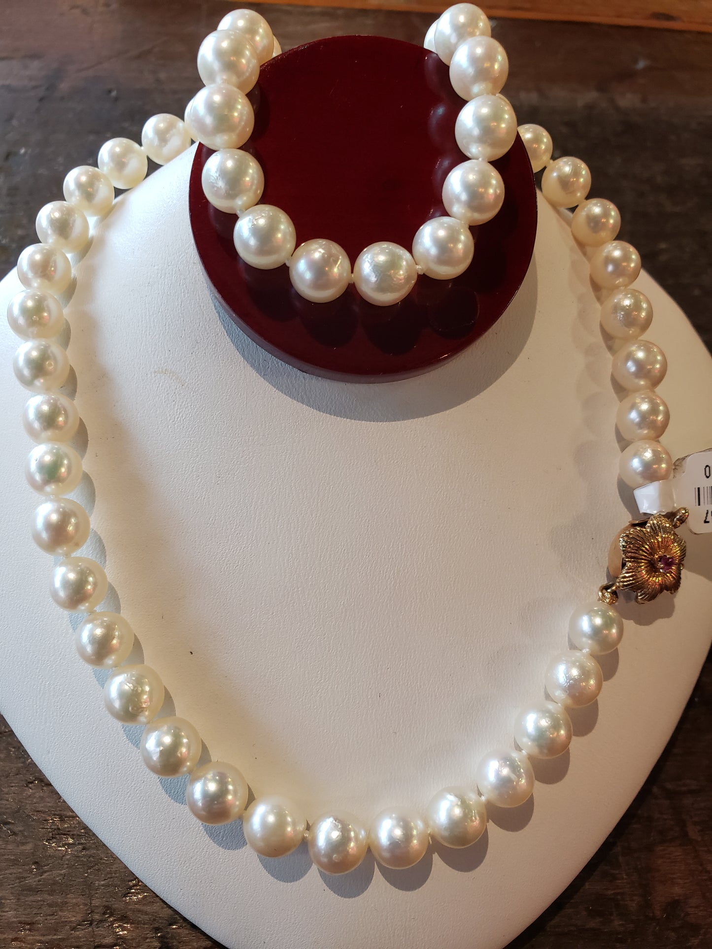 Pearl necklace with 14K clasp with ruby