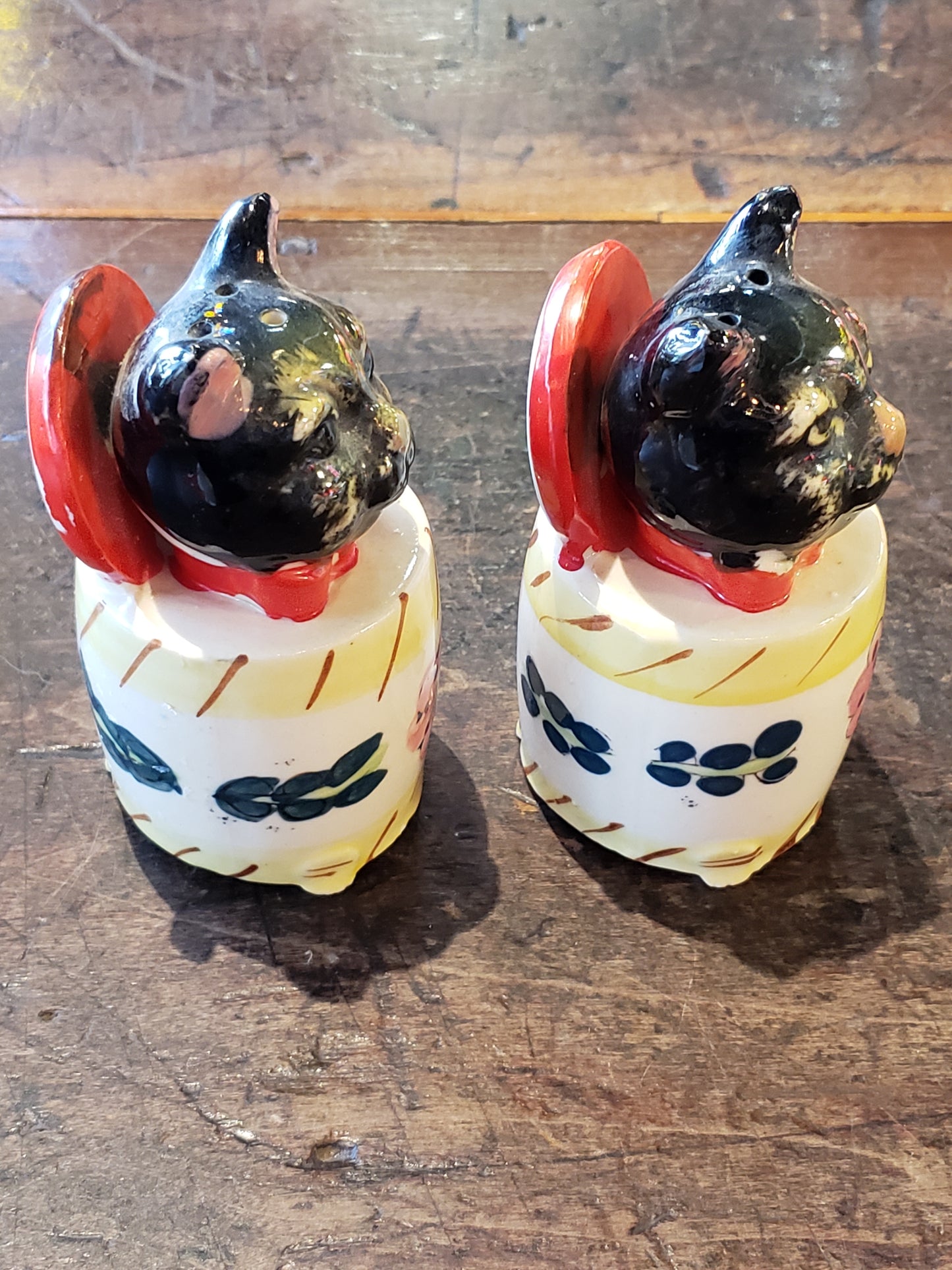 Squeaker Cat salt pepper shaker set