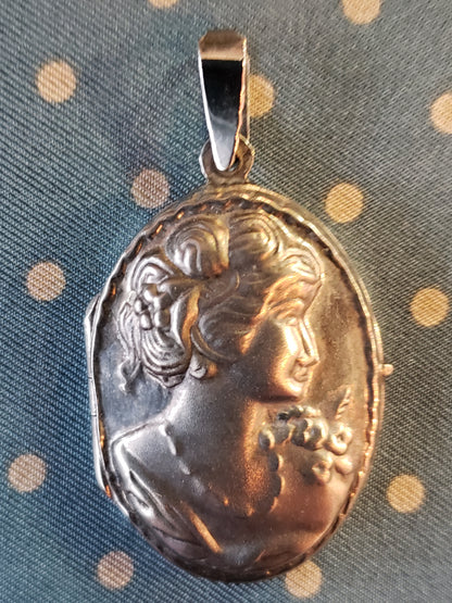 Sterling Silver cameo style locket