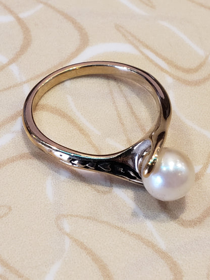 Goldtone ring with white bead size 4.5