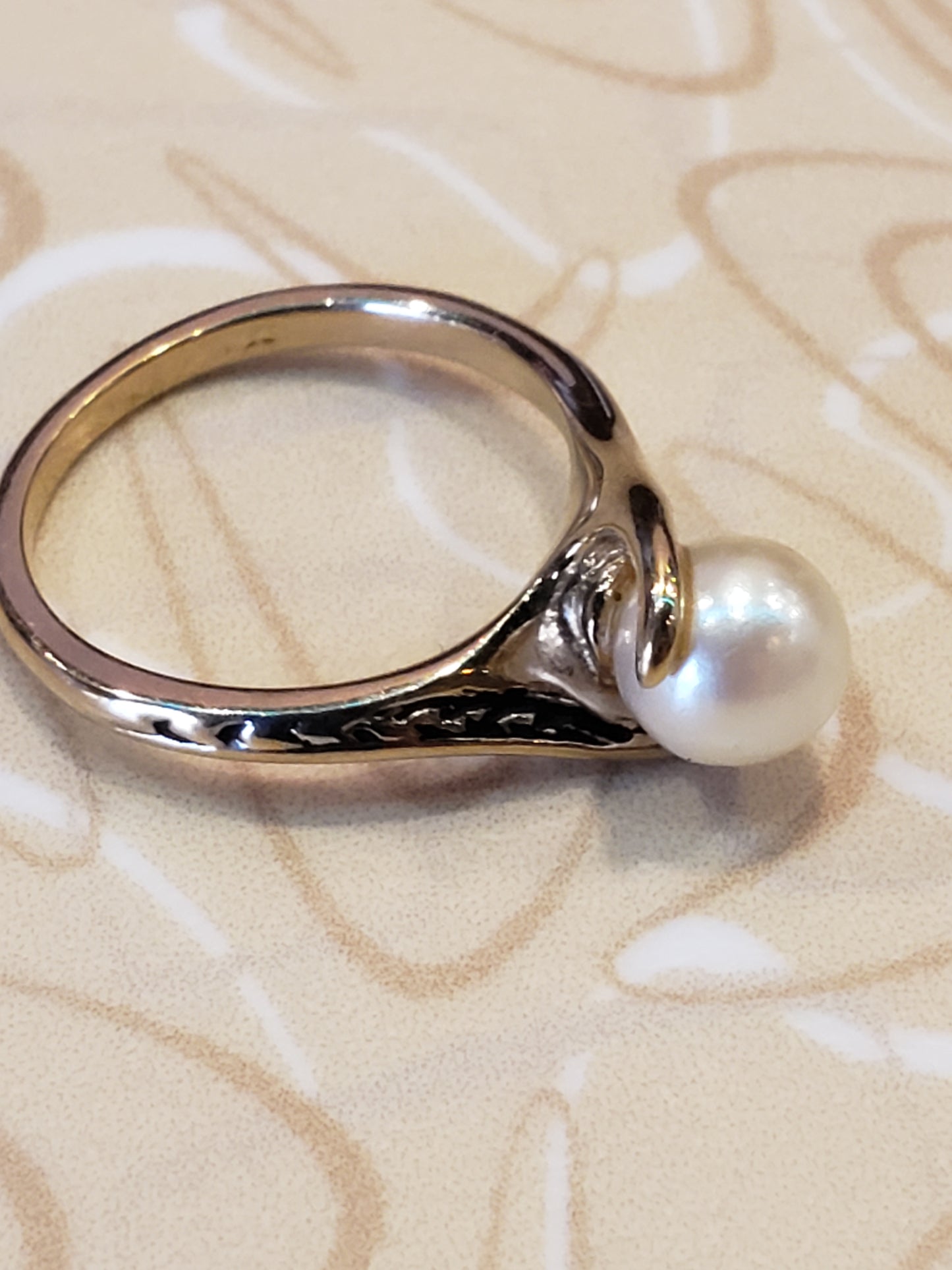 Goldtone ring with white bead size 4.5