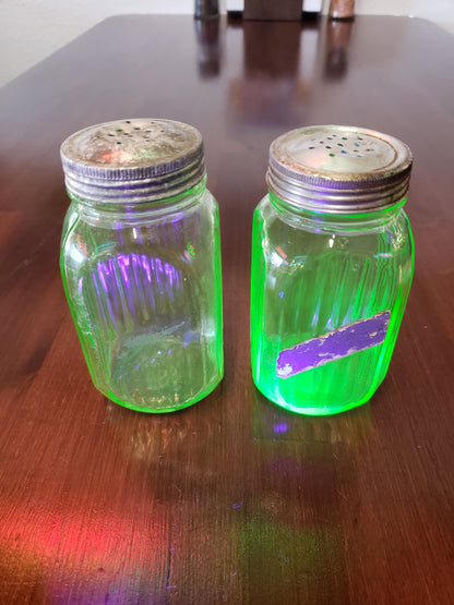 Green Hoosier shaker set (Uranium Glass)