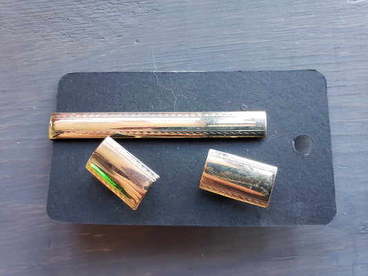 Golden tie bar and cufflink set