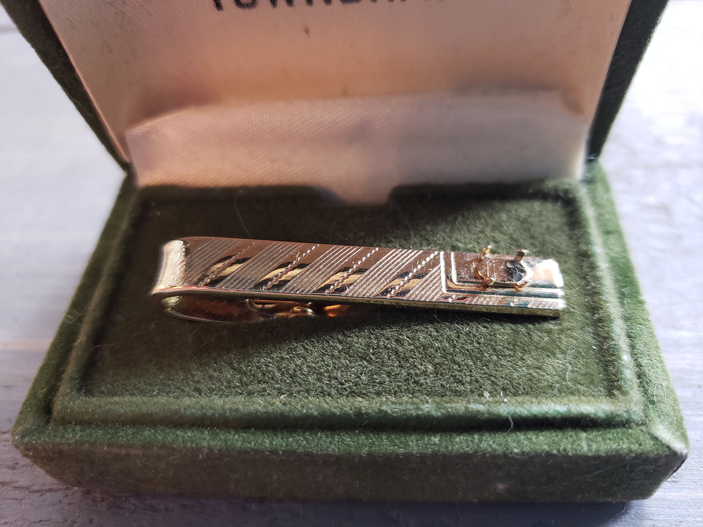 Towncraft Tie Clip in green velvet case (missing jewel)