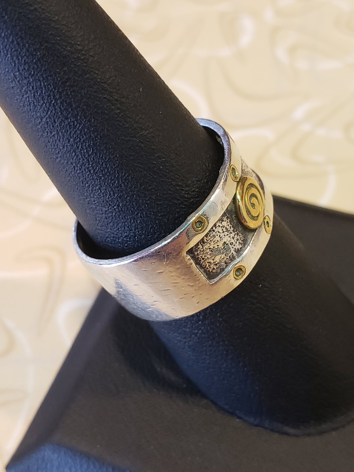 Wide band sterling ring with spiral design size 9