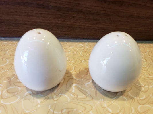 1950s Egg shaped salt pepper shaker set