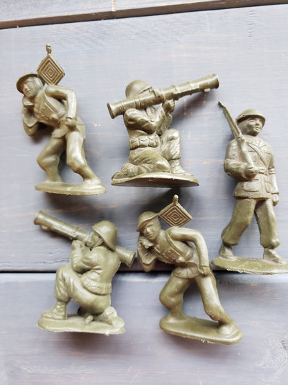 5 Green toy soldiers