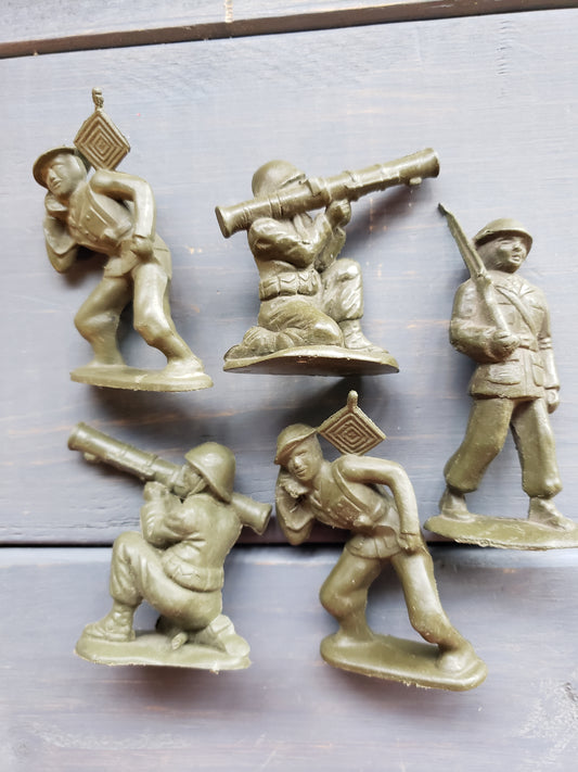 5 Green toy soldiers