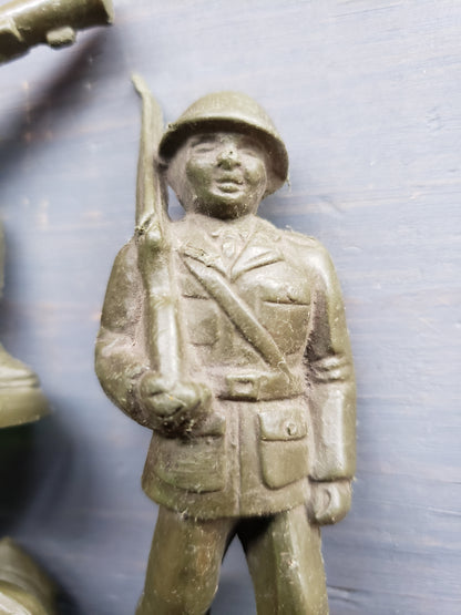 5 Green toy soldiers