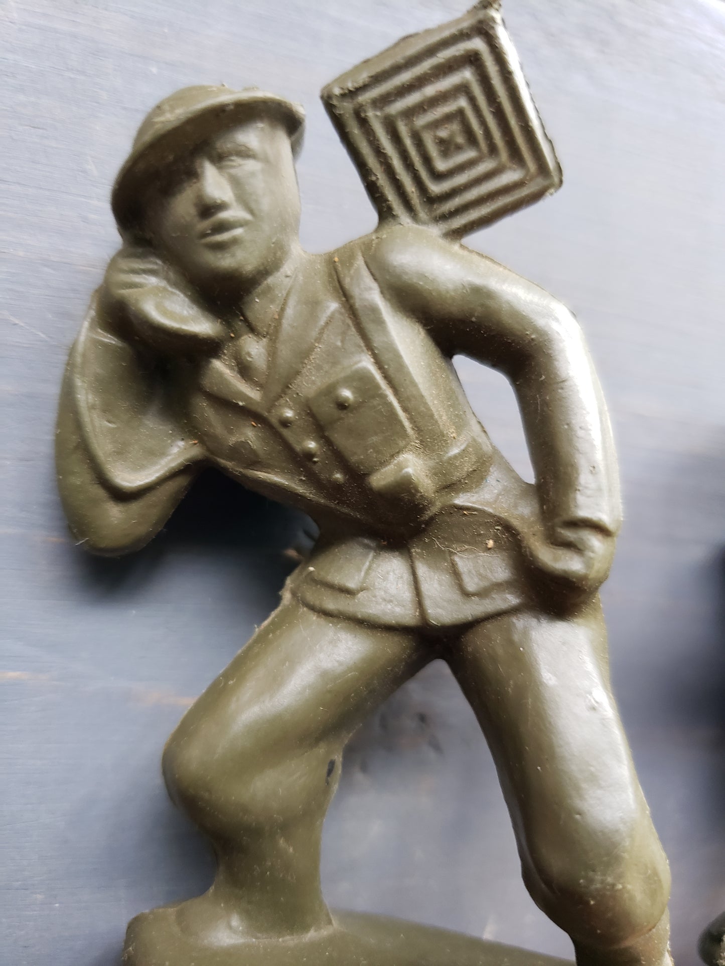 5 Green toy soldiers