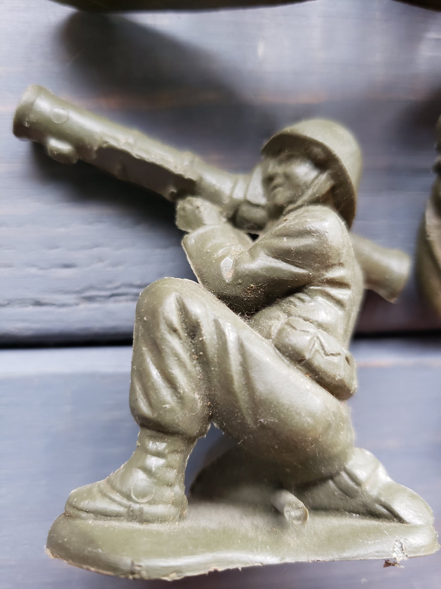 5 Green toy soldiers