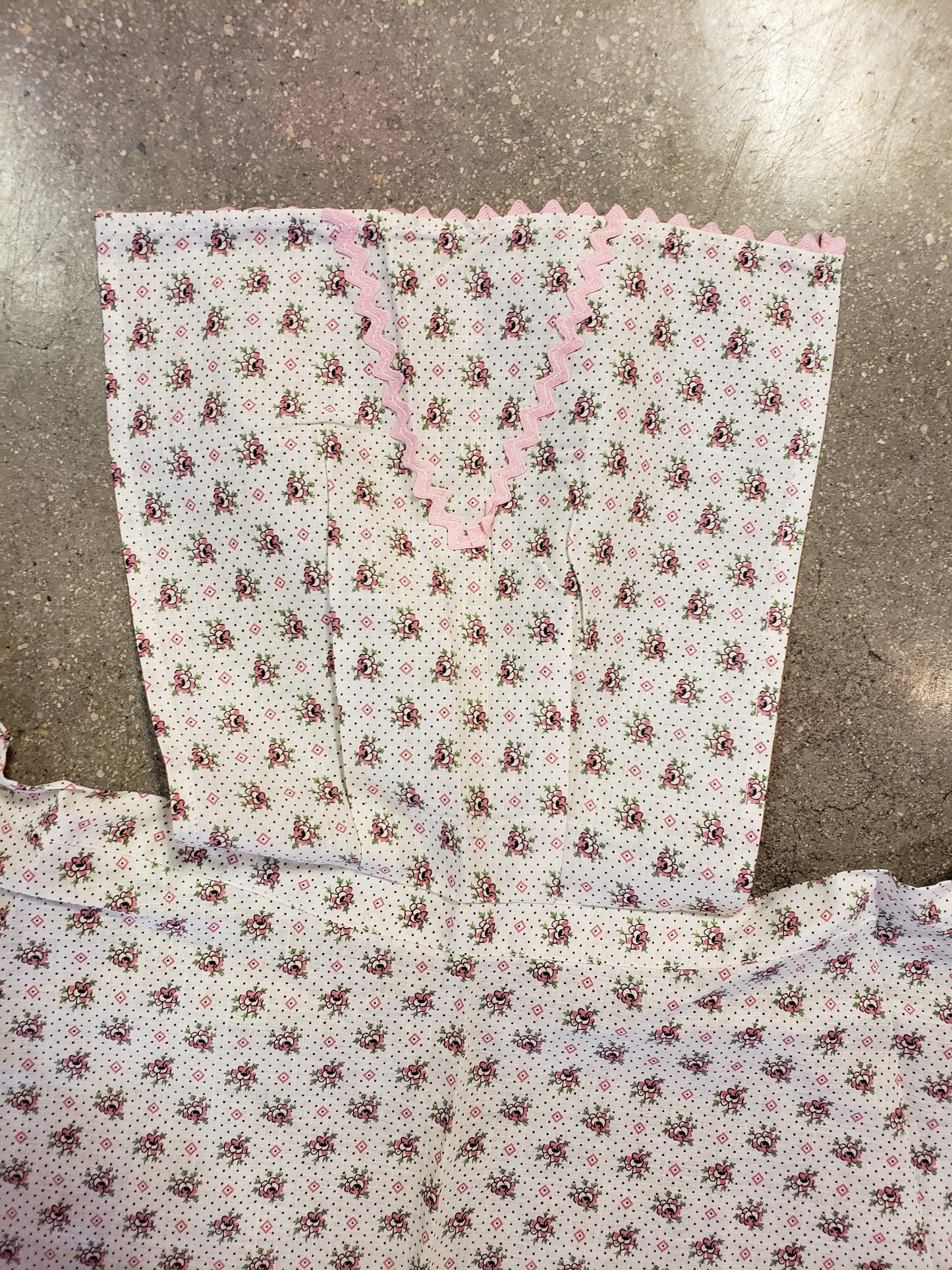 Vintage pinner apron white with pink flowers