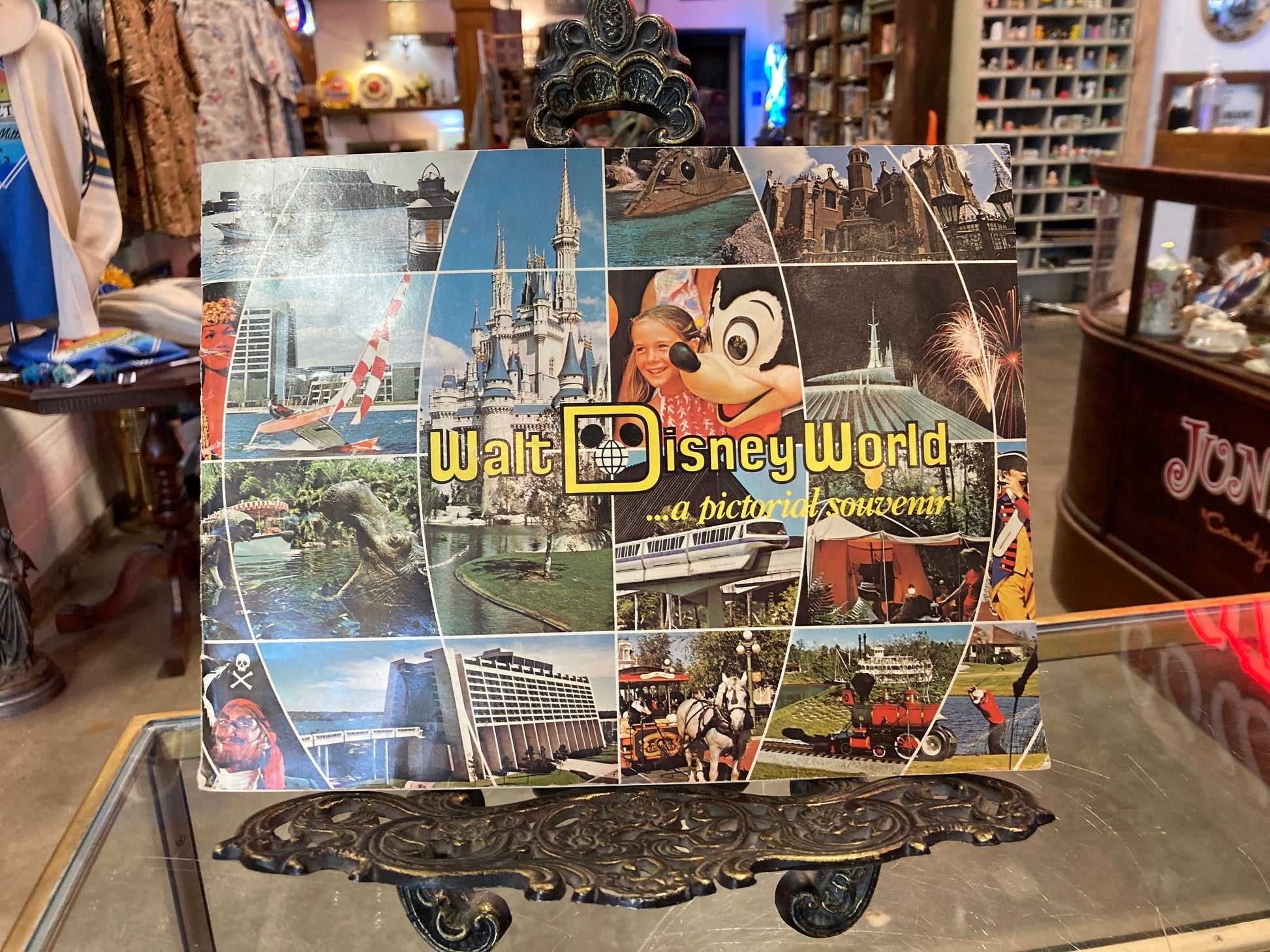 A Pictorial Souvenir of Walt Disney World: Disney: : Books