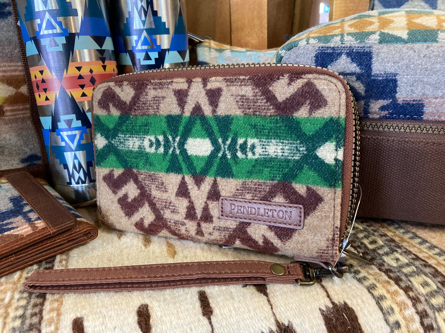 Pendleton Smartphone wallet in the Sawtooth Mountain pattern