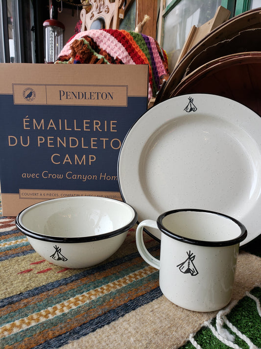 Pendleton Camp Enamelware Set in Camp Ivory