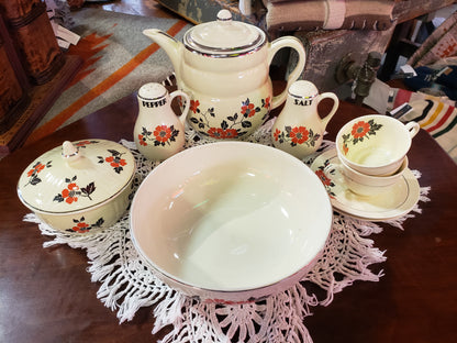 Hall's China serving set Red Poppy design (9 pieces with lids)