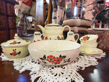 Hall's China serving set Red Poppy design (9 pieces with lids)