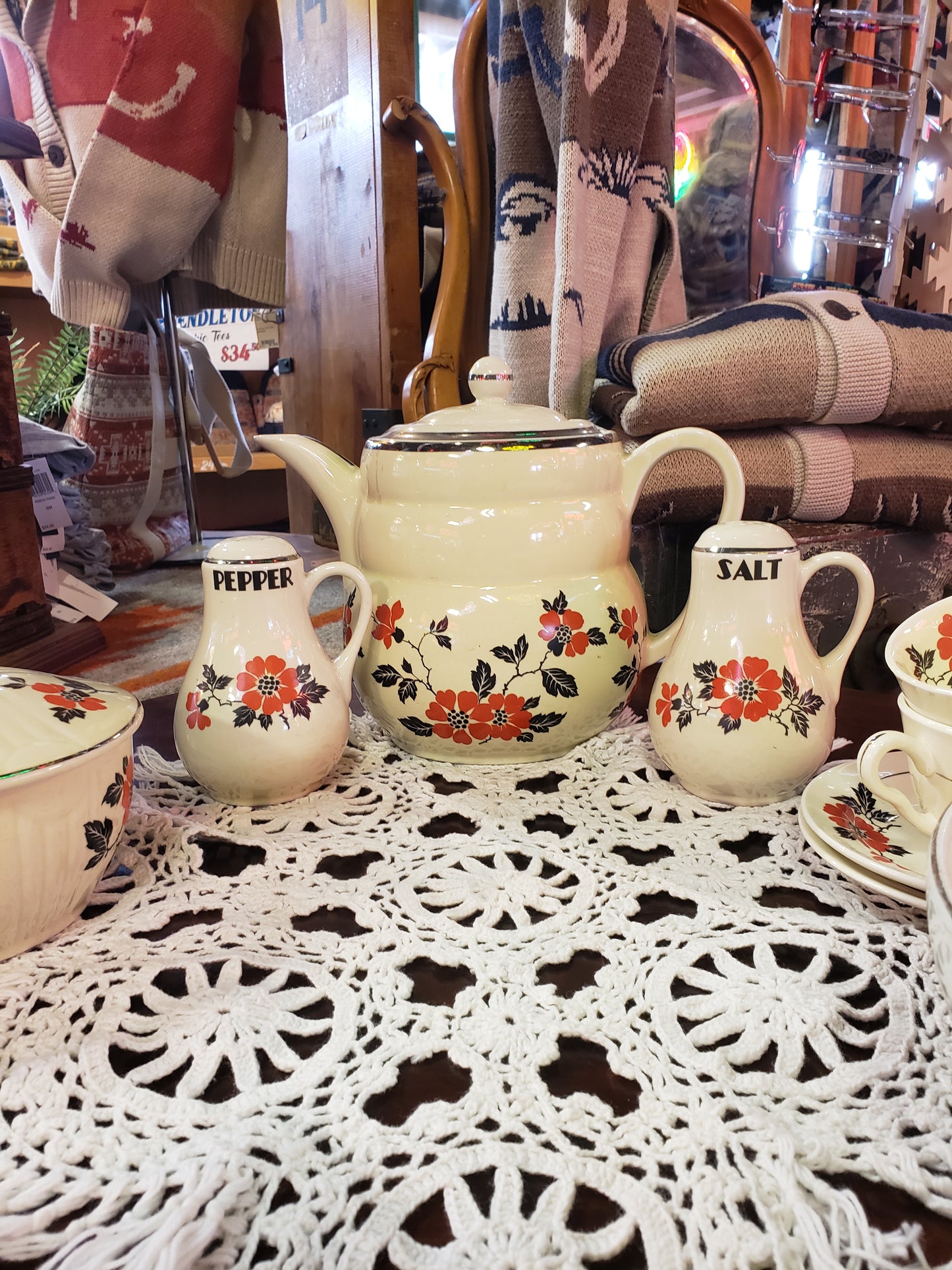 Hall's China serving set Red Poppy design (9 pieces with lids)