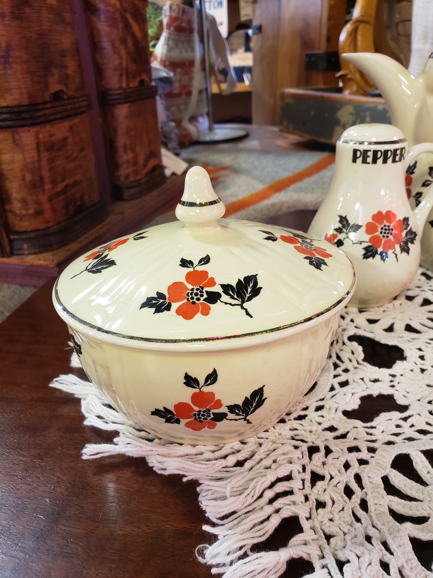 Hall's China serving set Red Poppy design (9 pieces with lids)