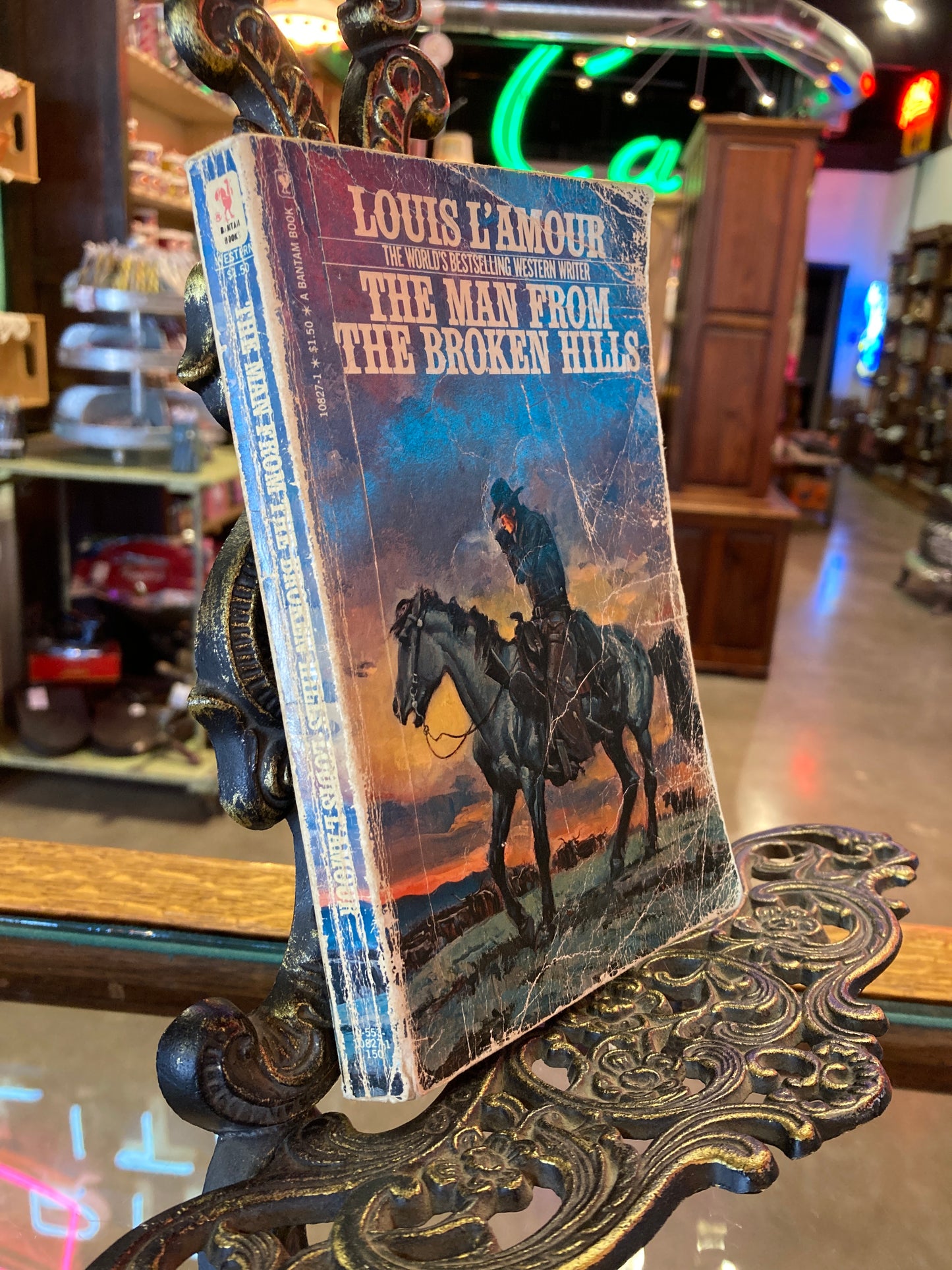 The Man From The Broken Hills, Louis L'Amour